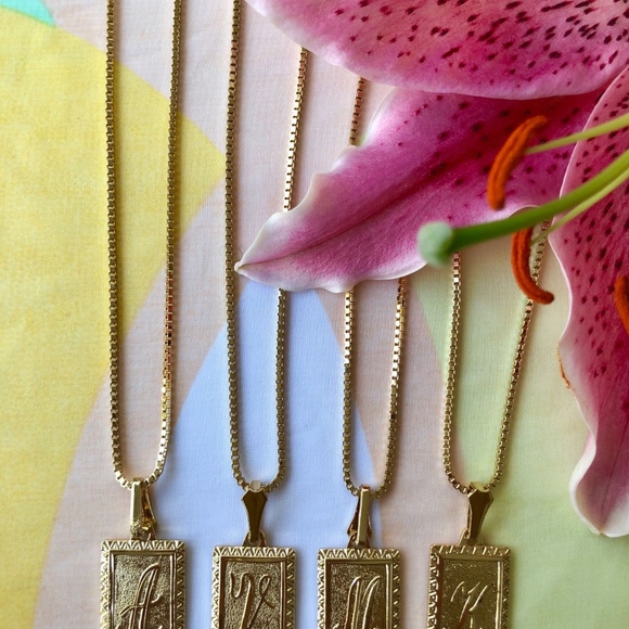 New Vanessa Mooney gold London initial necklace - Picture 2 of 4